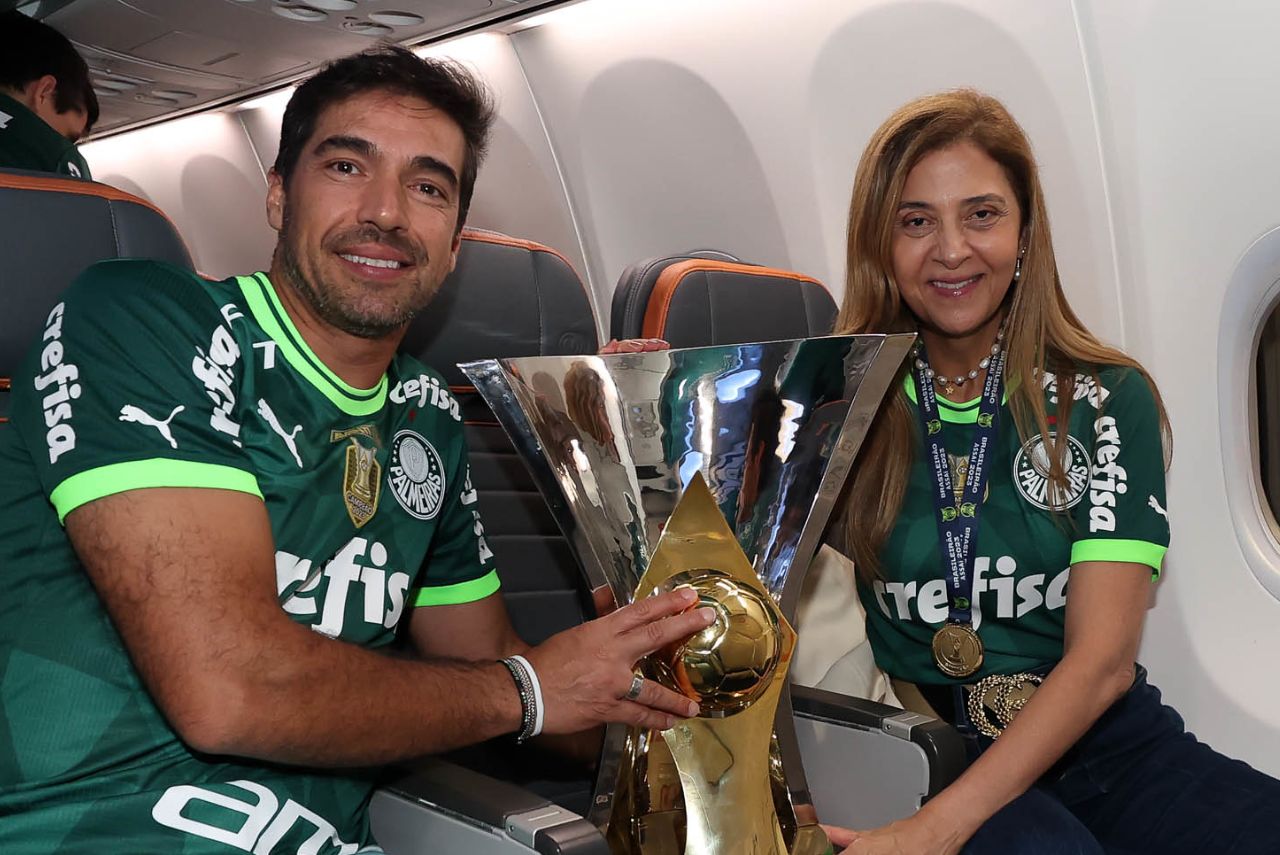 Abel Ferreira ao lado de Leila Pereira após título do Palmeiras