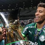 Lateral do Palmeiras com a taça do Brasileirão de 2023