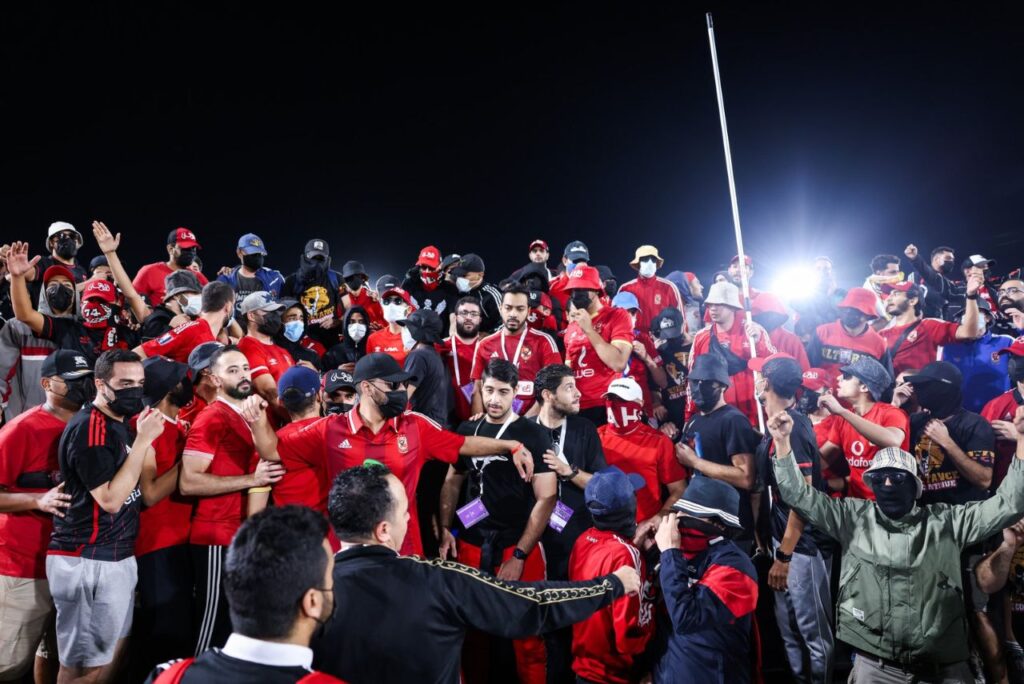 Torcedores do Al-Ahly em treino na Arábia Saudita