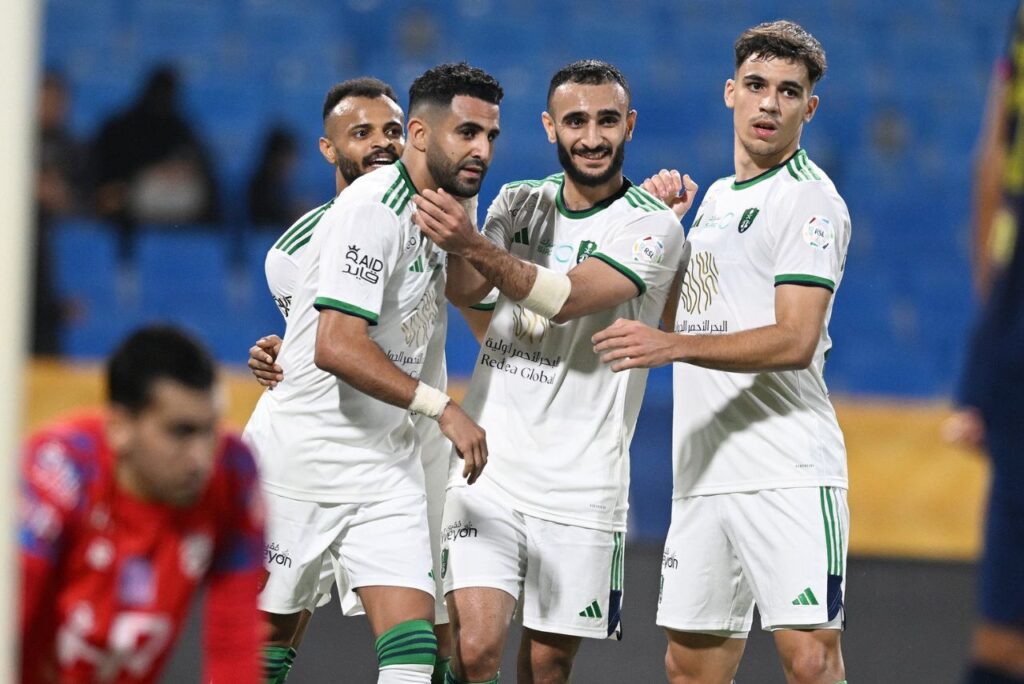Jogadores do Al-Ahli comemoram o primeiro gol