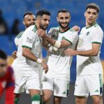 Jogadores do Al-Ahli comemoram o primeiro gol