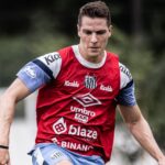Atacante em treino do Santos
