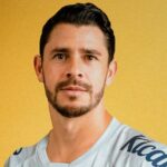 Meia é mais um reforço do Santos para 2024