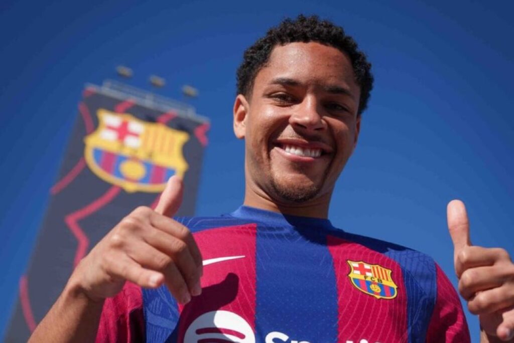 Vitor Roque com a camisa do Barcelona