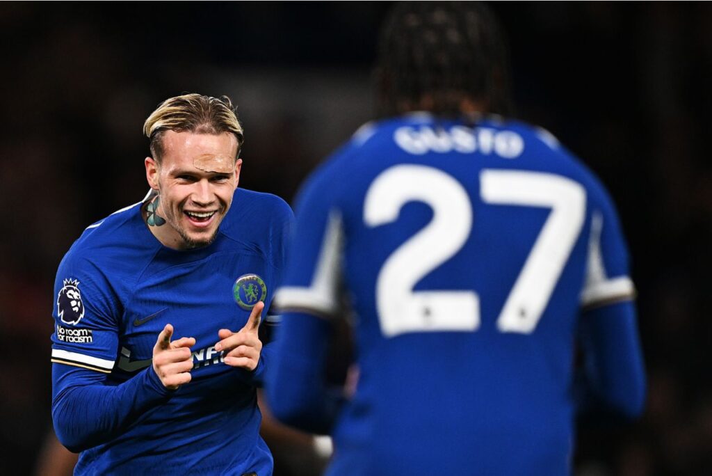 Mudryk e Gusto comemoram primeiro gol do Chelsea