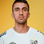 Meia é mais um reforço do Santos