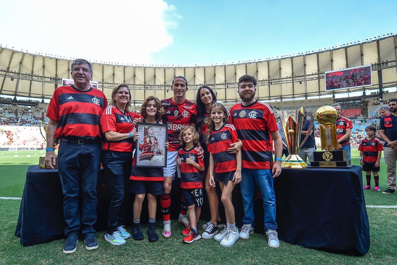 Filipe Luís homenageado