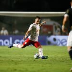 Flamengo negocia com Léo Ortiz, do Bragantino, e se mantém otimista pelo acerto