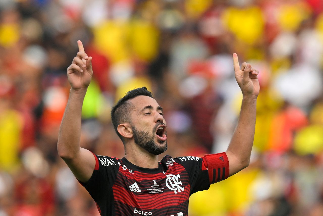 Everton Ribeiro está na mira do Bahia