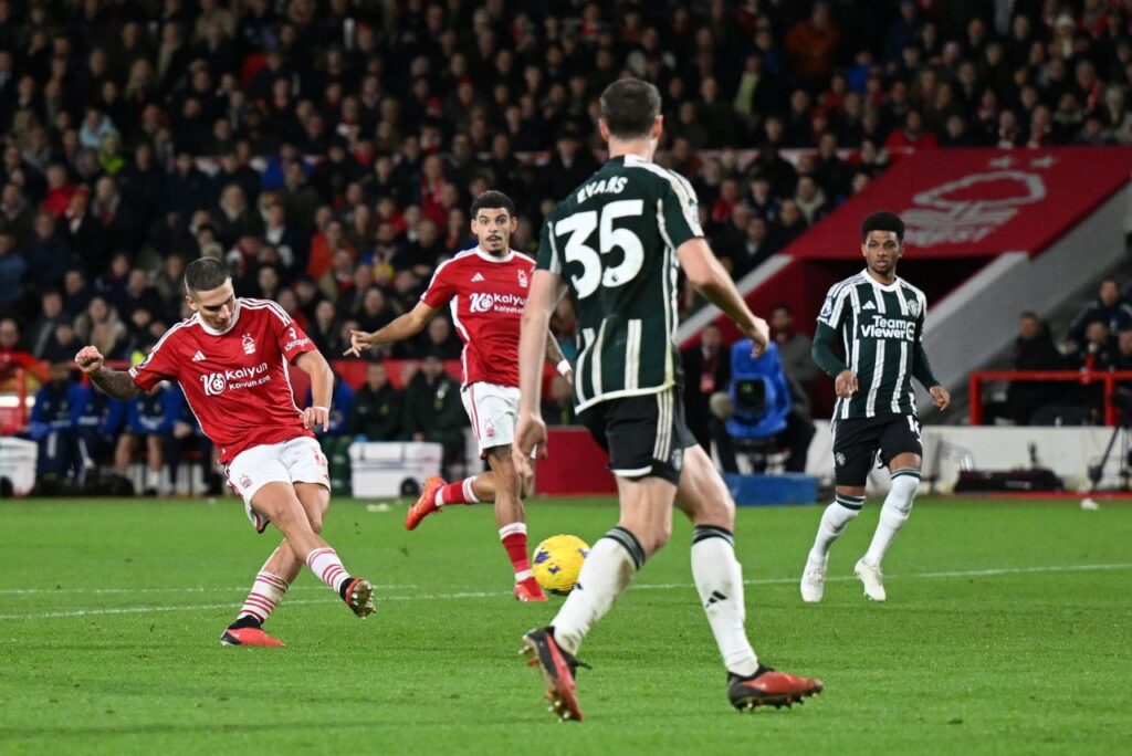 Dominguez abriu os caminhos da vitória do Nottingham sobre o United