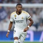 Alaba vai precisar passar por cirurgia e vai perder temporada pelo Real Madrid. Foto: Reprodução/X