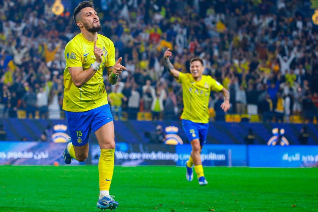 Alex Telles fez um dos gols da vitória do Al-Nassr sobre o Al-Ettifaq (Foto: X/Reprodução)