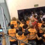 Torcedores do Santos tentaram invadir local de votação (Foto: X/Reprodução)