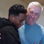 Endrick durante encontro com o técnico Carlo Ancelotti neste sábado. Foto: Reprodução/X