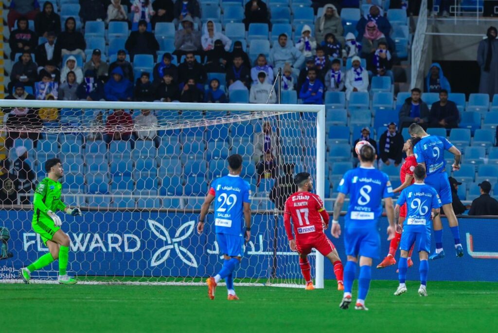 Mitrovic fez o segundo gol na vitória do Al-Hilal sobre o Al-Wehda (Foto: X/Reprodução)