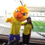 Rayssa pousado ao lado do Canarinho