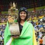 Prêmio Laureus: Skatista Rayssa Leal com troféu do SLS Super Crown 2023