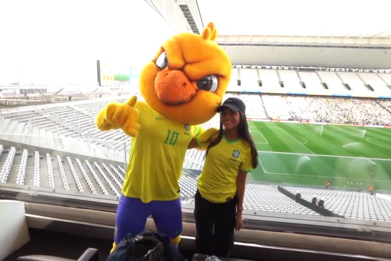 Rayssa pousado ao lado do Canarinho