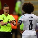 Rebecca Welch estreou na partida entre Fulham e Burnley (Foto: Oli Scarff/AFP)