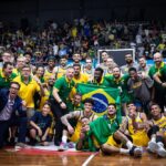 Seleção masculina de Basquete celebrando uma conquista em quadra