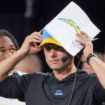 Brandon Staley foi demitido pelos Chargers após a derrota para os Raiders. Foto: ETHAN MILLERGETTY IMAGES NORTH AMERICAGetty Images via AFP