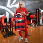 Tite encarou cirurgia no joelho direito (Foto: Marcelo Cortes/CRF)