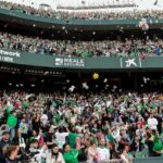 Ação de solidariedade foi realizada no intervalo do jogo entre Betis e Real Madrid (Foto: Cristina Quicler/AFP)