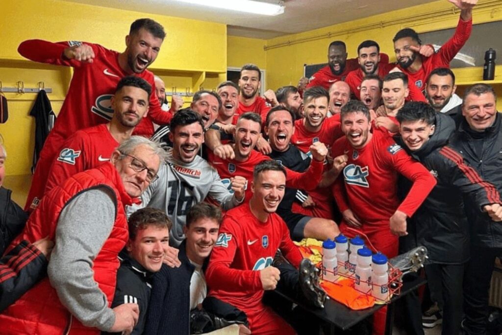 Elenco do US Revel celebrou sorteio de jogo contra o PSG na Copa da França (Foto: US Revel/Divulgação)