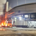 Torcida do Santos incendiou carros estacionados próximos à Vila Belmiro