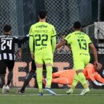 Weverton no momento em que defendeu o pênalti