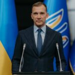 Andriy Shevchenko em púlpito como presidente da Federação da Ucrânia