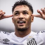Jovem atacante comemora gol pelo Santos
