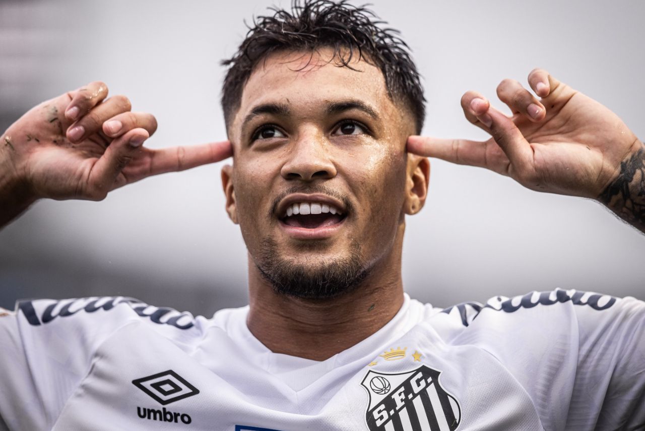 Jovem atacante comemora gol pelo Santos