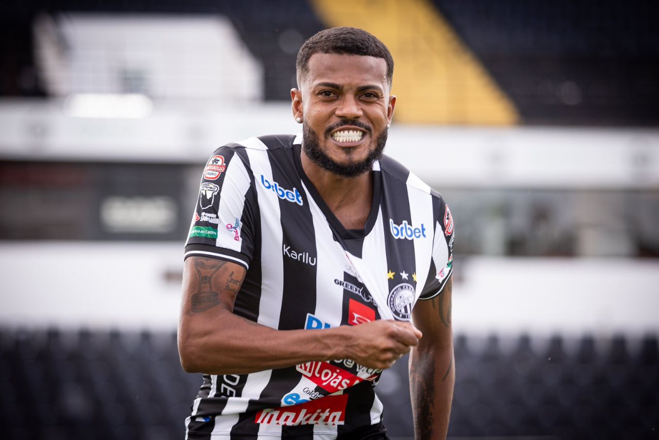 Ex-atacante do Flamengo é do Fantasma