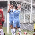 Atacante argentino comemora gol do Santos
