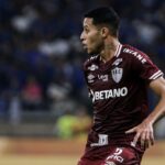 Jovem jogador em campo pelo Fluminense