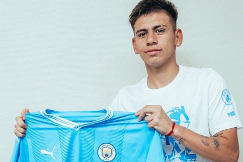 Echeverri com a camisa do Manchester City