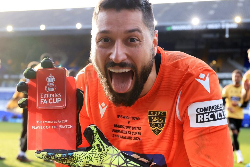 Ex-goleiro do Vasco foi eleito melhor jogador da partida