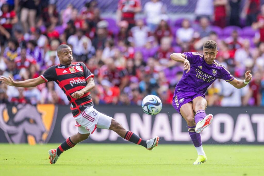 De La Cruz em campo pelo Flamengo