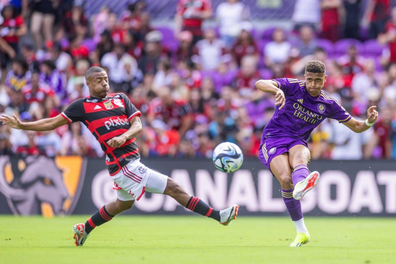 De La Cruz em campo pelo Flamengo