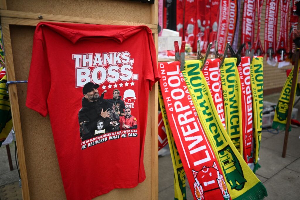 Camisa em homenagem ao treinador do Liverpool
