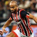 Lucas em campo pelo São Paulo contra o rival