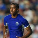 Andrey Santos com a camisa do Chelsea