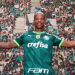 Atacante Caio Paulista posa com a camisa do Palmeiras