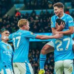 Jogadores do Manchester City comemoram vitória sobre o Bunrley no Campeonato Inglês
