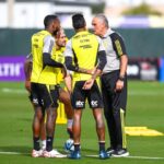 Tite conversa com jogadores em treino do Flamengo