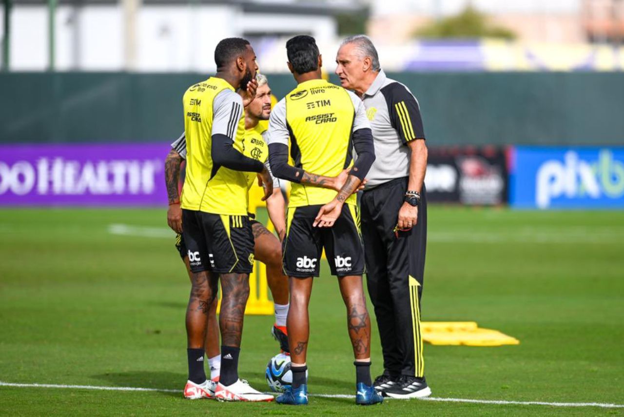 Tite conversa com jogadores em treino do Flamengo