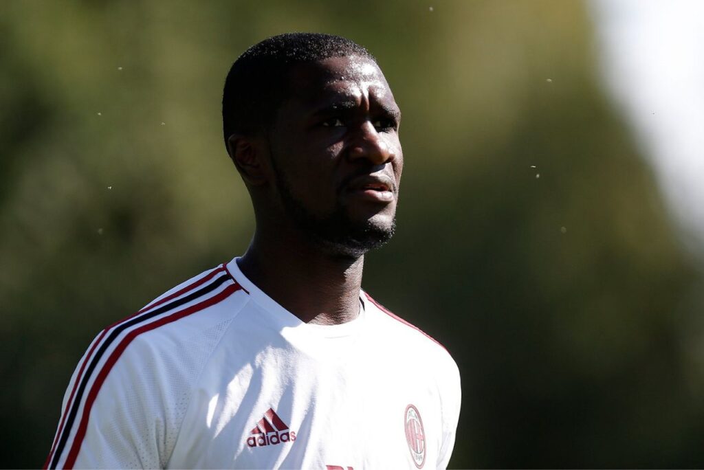 Zagueiro Cristián Zapata, reforço do Vitória, em treino pelo Milan em 2018