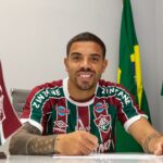 Meia David Terans assinando contrato com Fluminense