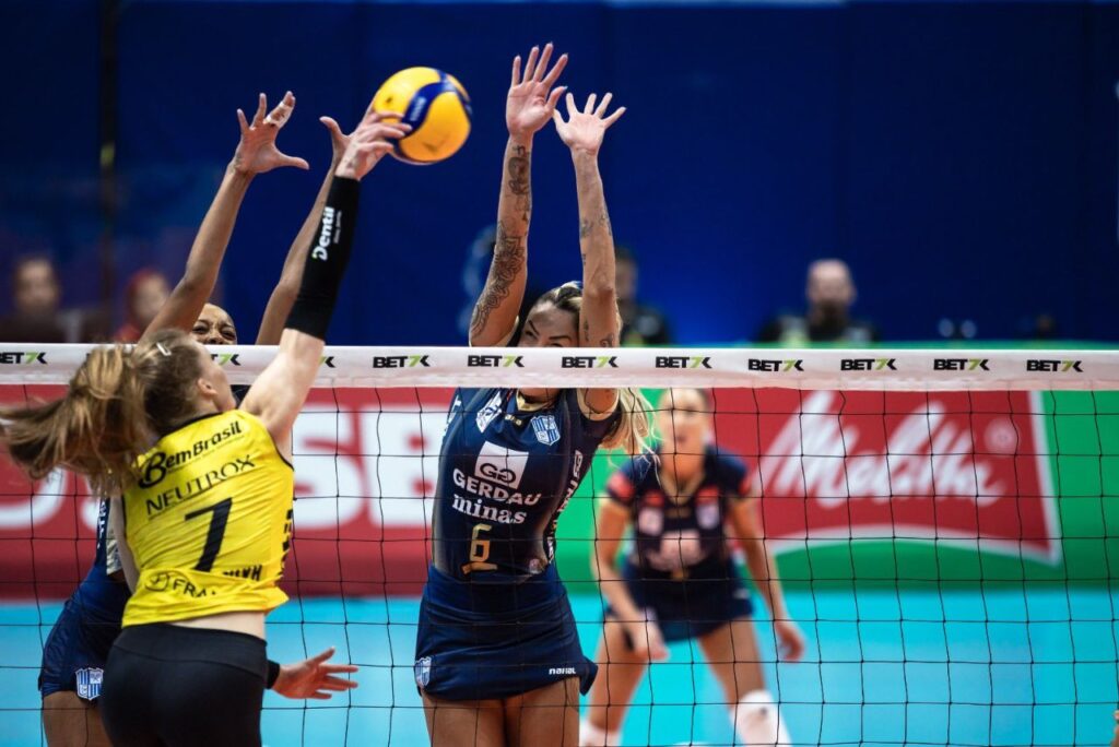 Lance do jogo Dentil Praia Clube x Gerdau Minas na Superliga Feminina de Vôlei